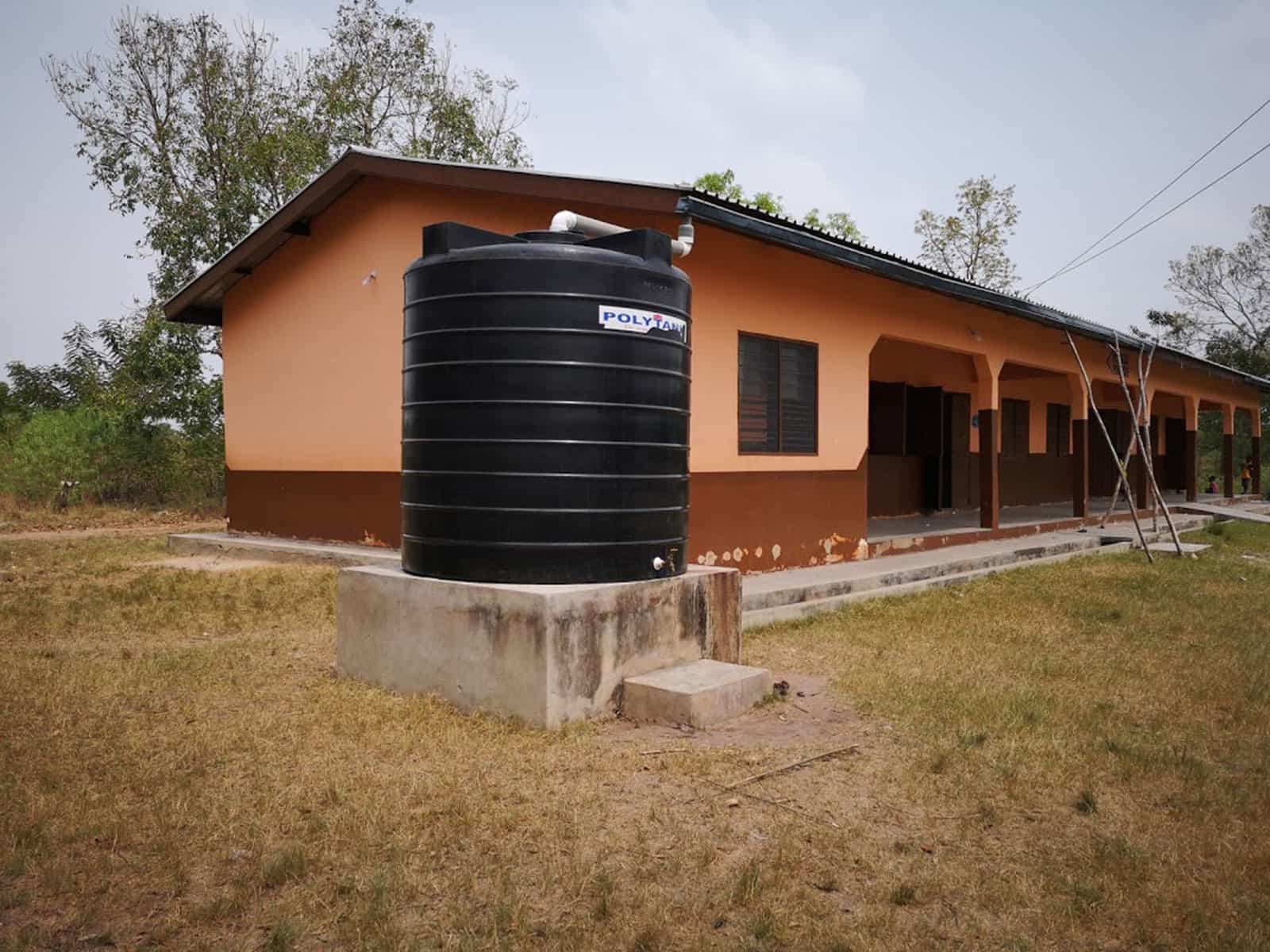 Emplazamiento de depósitos de agua potable y canalizaciones en colegios